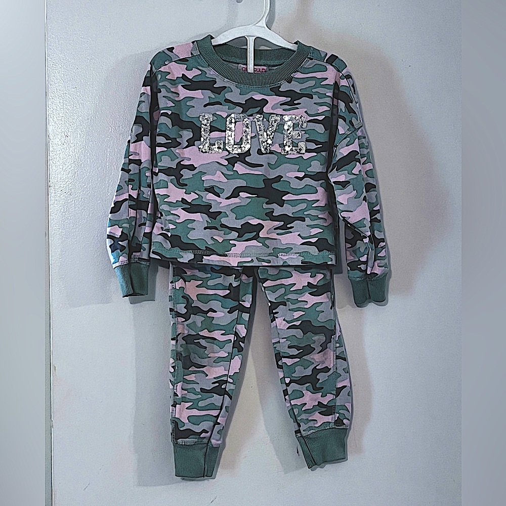 Little Girls “LOVE” Camouflage Jogging Set | Size 5 | Light Sage/Pink |